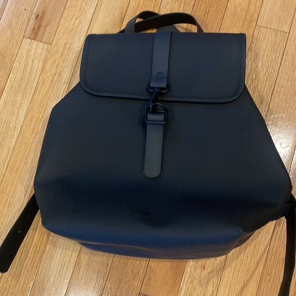 NWOT Rains Bucket Bag Backpack - Picture 2 of 6